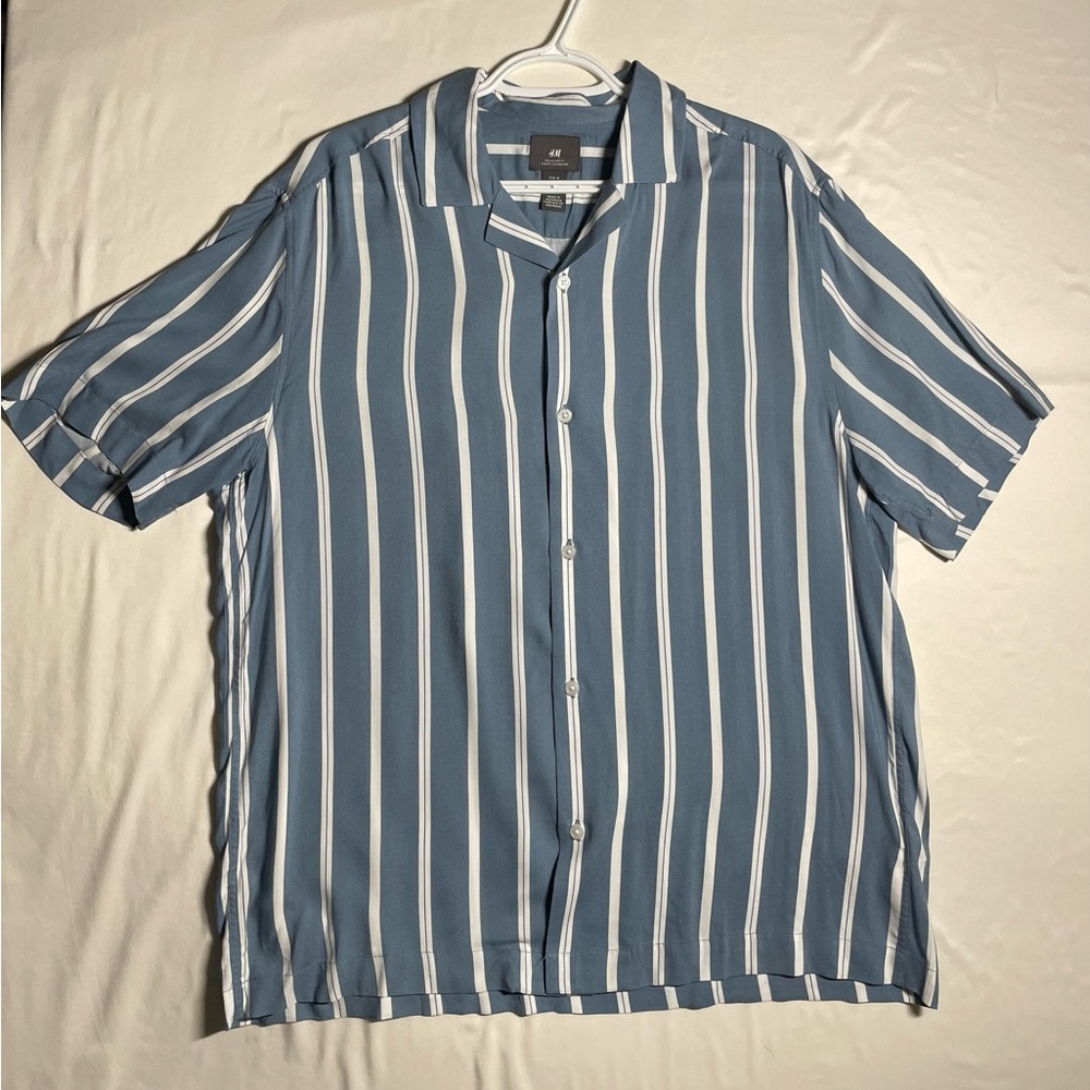 H&M Men's Short Sleeve Button Up Casual Button Front Blue Stripe Medium